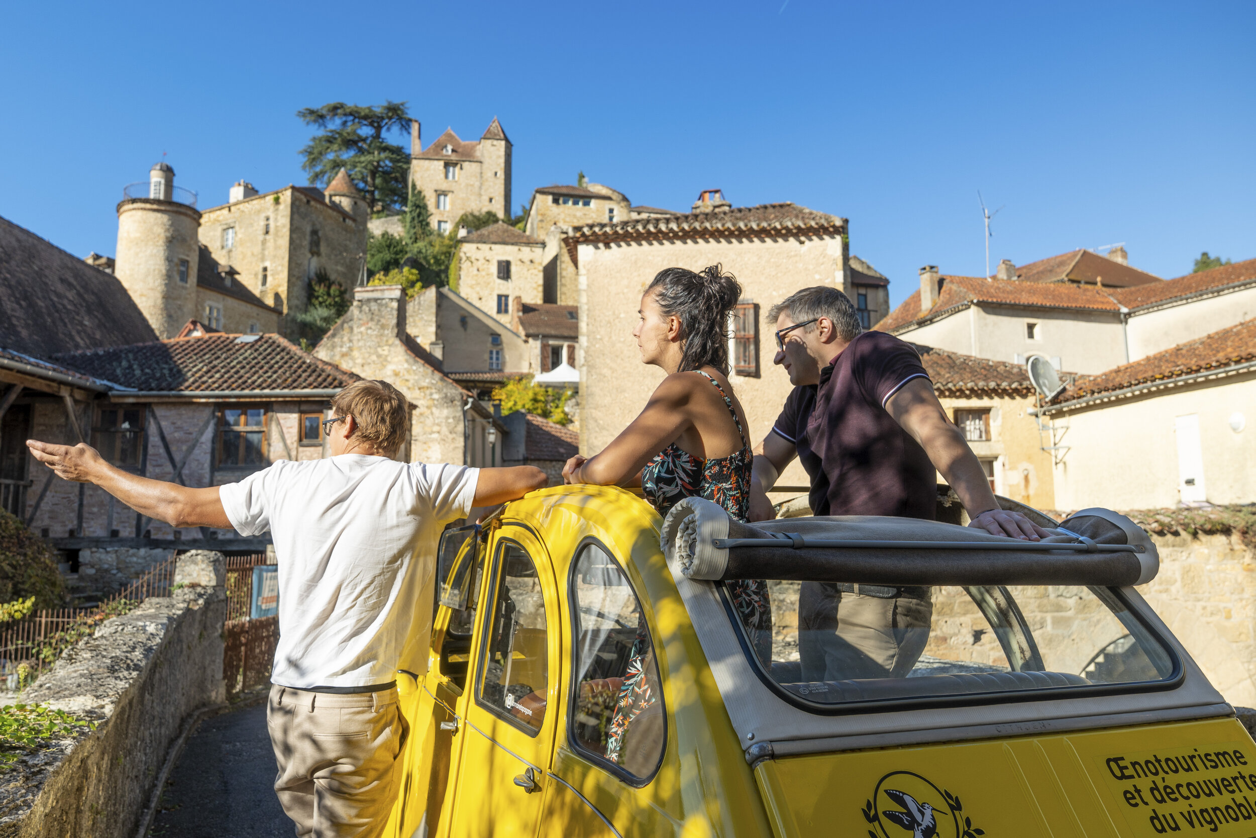 2CV Jaune devant la vigne