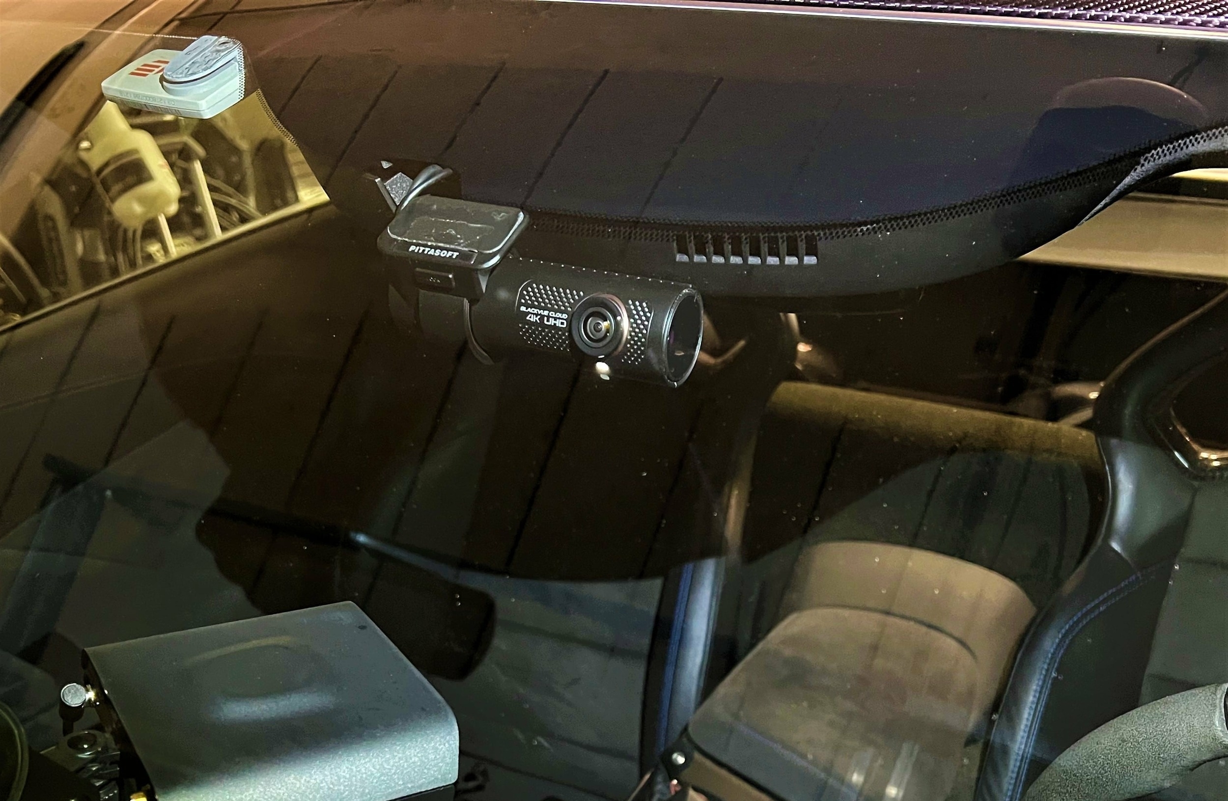 installation dashcam blackvue dr900x 2ch plus camera avant chevrolet corvette
