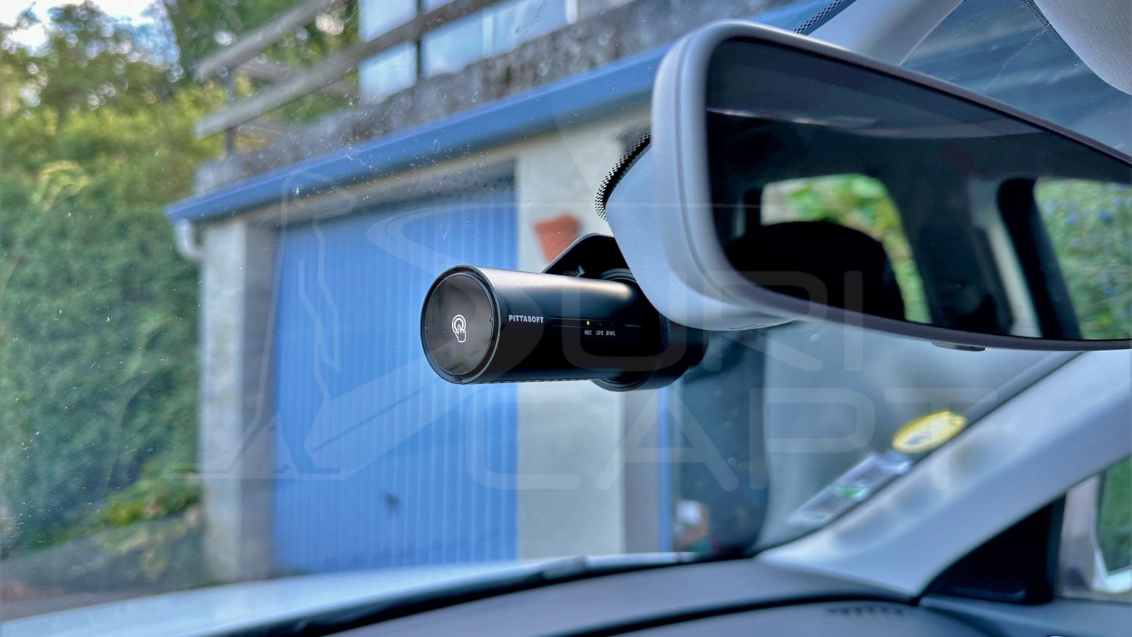 Installation dashcam : caméra avant posée derrière le rétroviseur d'une AUDI Q3 par un installateur SURICAPT