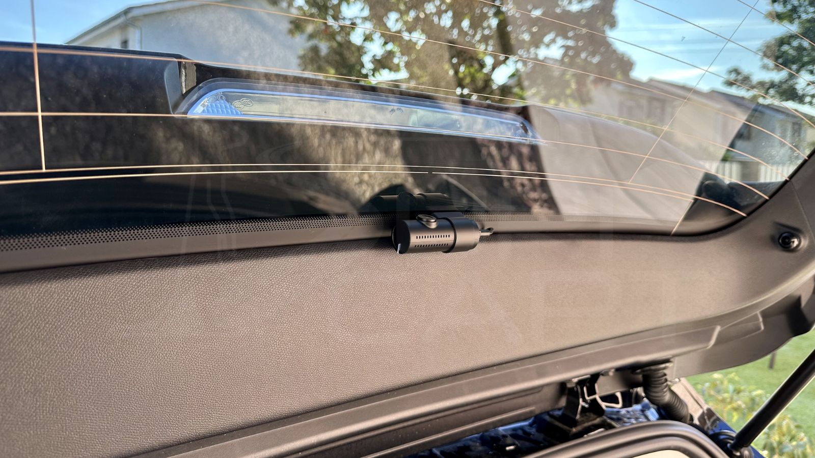 Caméra arrière de dashcam installée sur la lunette d'une PEUGEOT 308