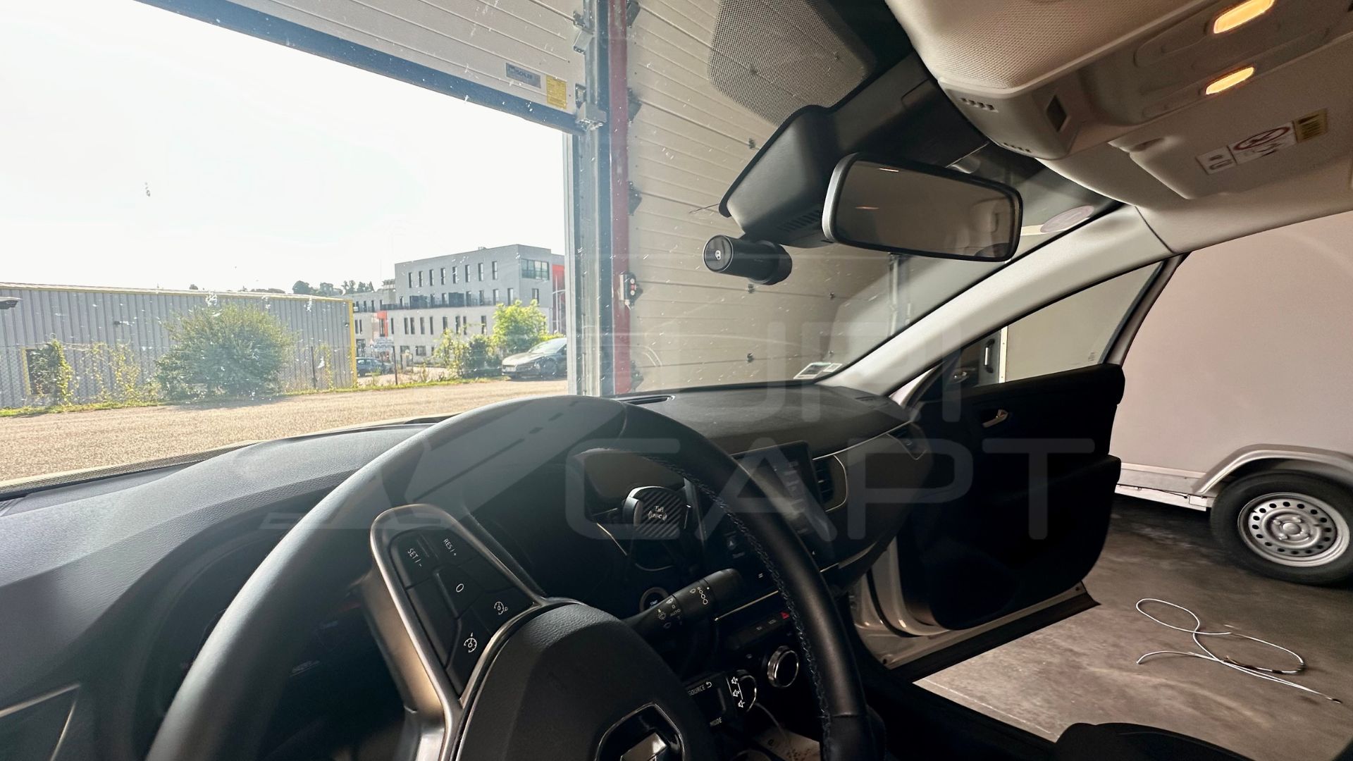 Pose d'une dashcam par un installateur SURICAPT sur un RENAULT Arkana