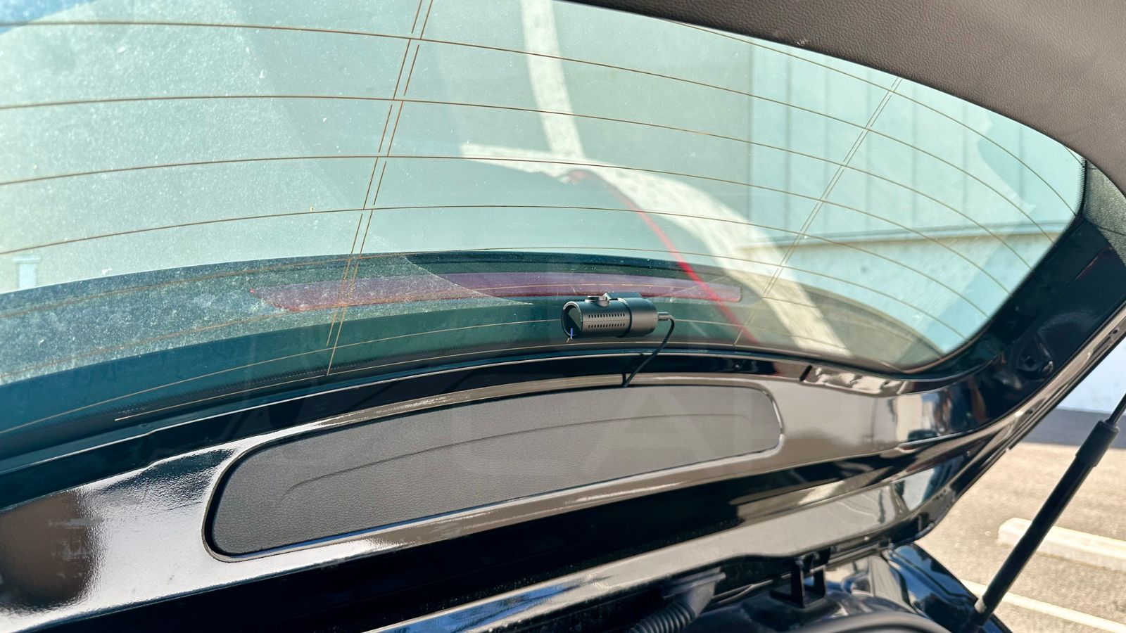 Installation dashcam arrière : caméra sur la lunette d'une RENAULT Clio 5