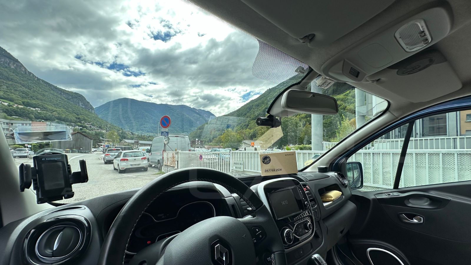 Installation dashcam : caméra avant derrière le rétroviseur d'un RENAULT Trafic