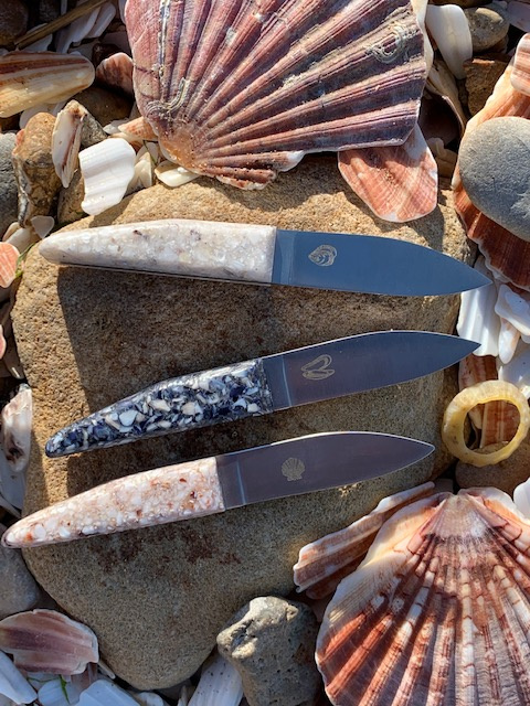 Petit couteau à huître avec un manche en coquilles Saint Jacques recyclées
