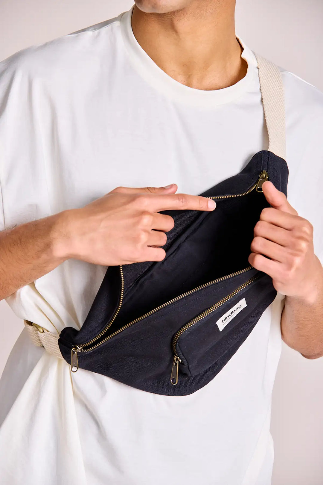 sac-banane-sofia-noir-homme-interieur-hindbag_1080x.webp
