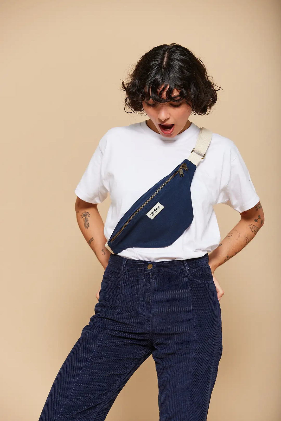 olivia-navy-bleu-sac-banane-hindbag-bleu_1080x