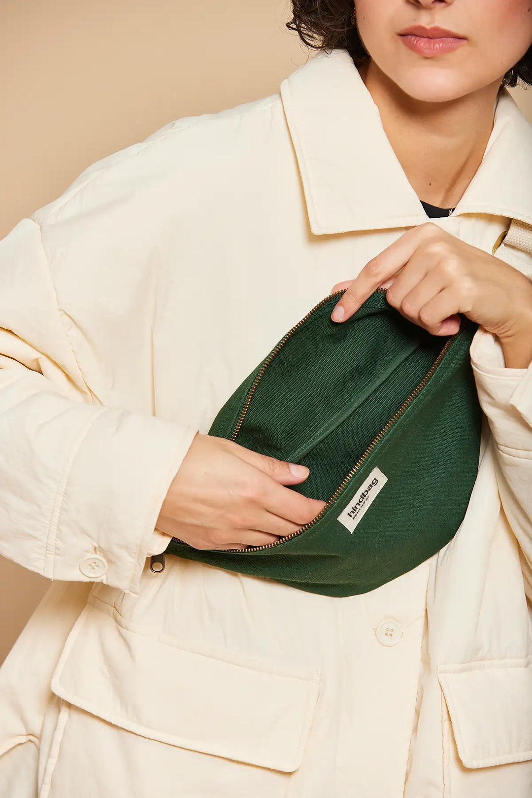 olivia-sapin-vert-hindbag-sac-banane-vert_1080x