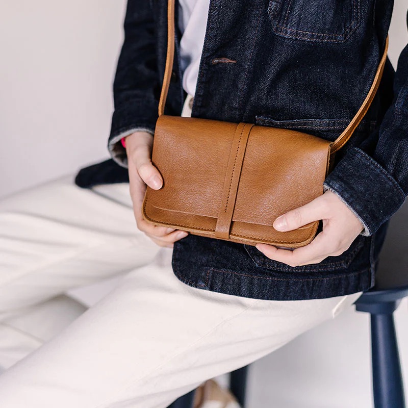 Keecie_lunchbreak_bag_cognac_model02