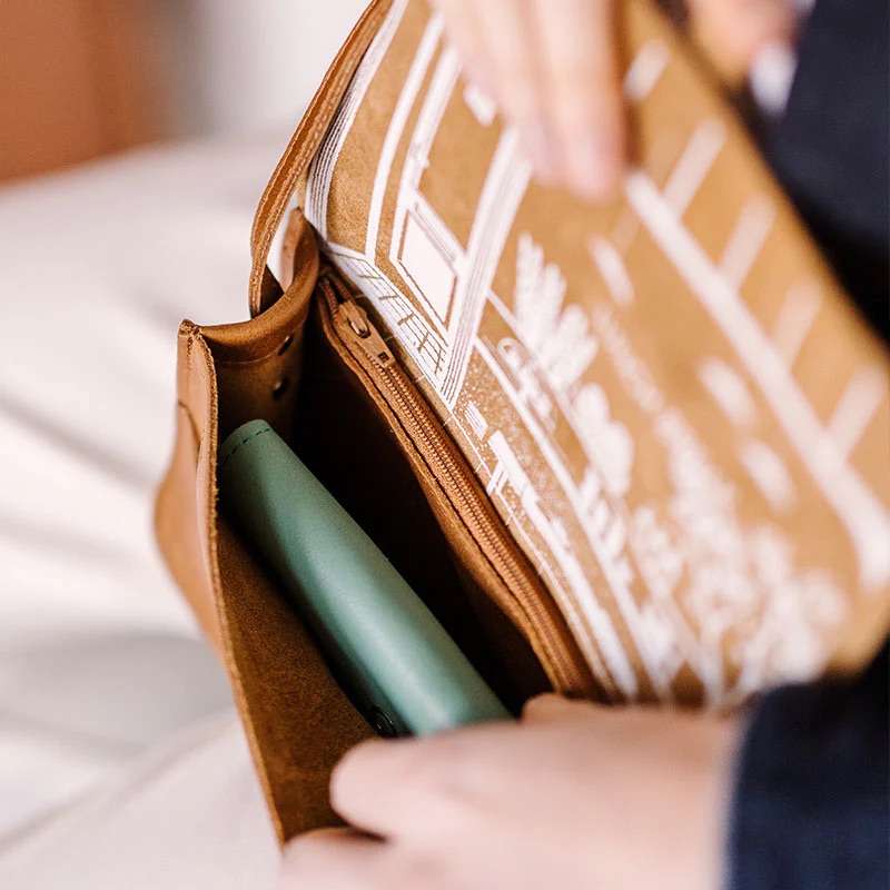 Keecie_lunchbreak_bag_cognac_model05