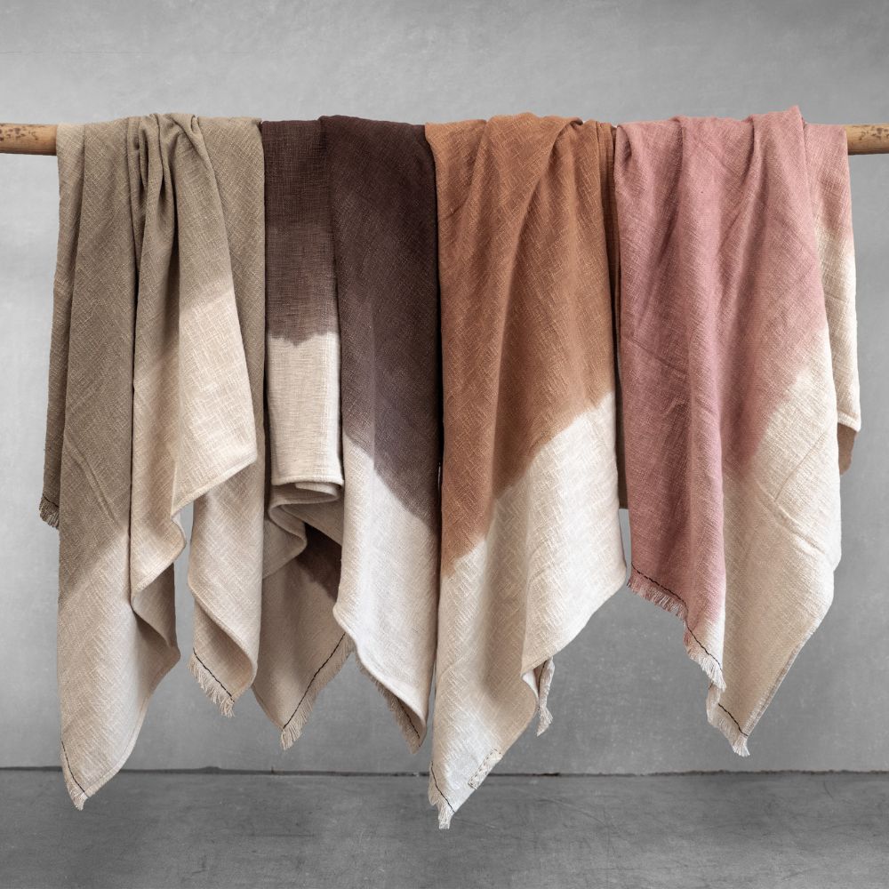 plaid-en-coton-flamme-tie-and-dye-ciment-TANDEM-INDY_fiche-produit-ambiance