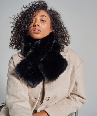 charpe_fausse_fourrure_noire_WARO_Look_studio_charpe_fausse_fourrure_noire_WARO_port_e_avec_un_manteau_clair_rendu_doux_et_chaud_400x400