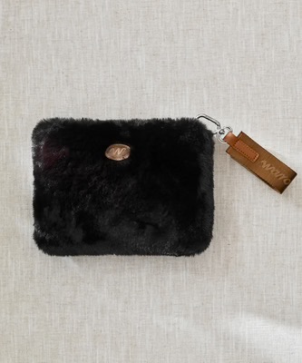 Pochette-fourrure-noir-waro_400x400.webp-2