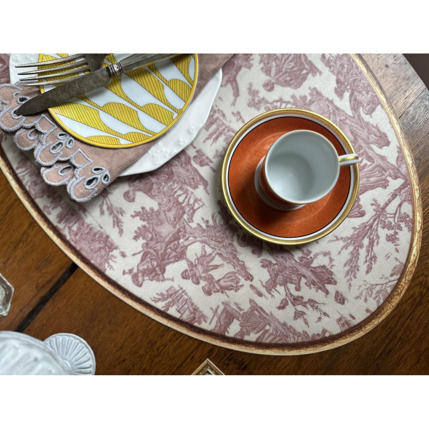 set-de-table-ovale-offrande-a-l-amour-toile-de-jouy-depuis-1760-rouge-2