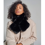 charpe_fausse_fourrure_noire_WARO_Look_studio_charpe_fausse_fourrure_noire_WARO_port_e_avec_un_manteau_clair_rendu_doux_et_chaud_400x400