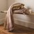 serviette-en-eponge-velvet-ULYSSE-Vieux-rose-miel_fiche-produit-ambiance-2