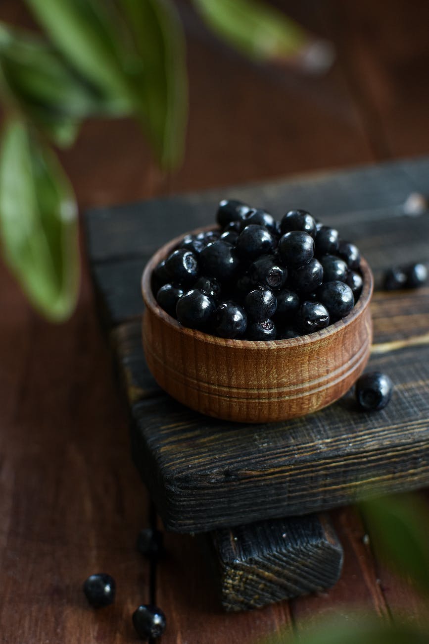 Photos gratuites de bol de fruits, bol en bois, cassis