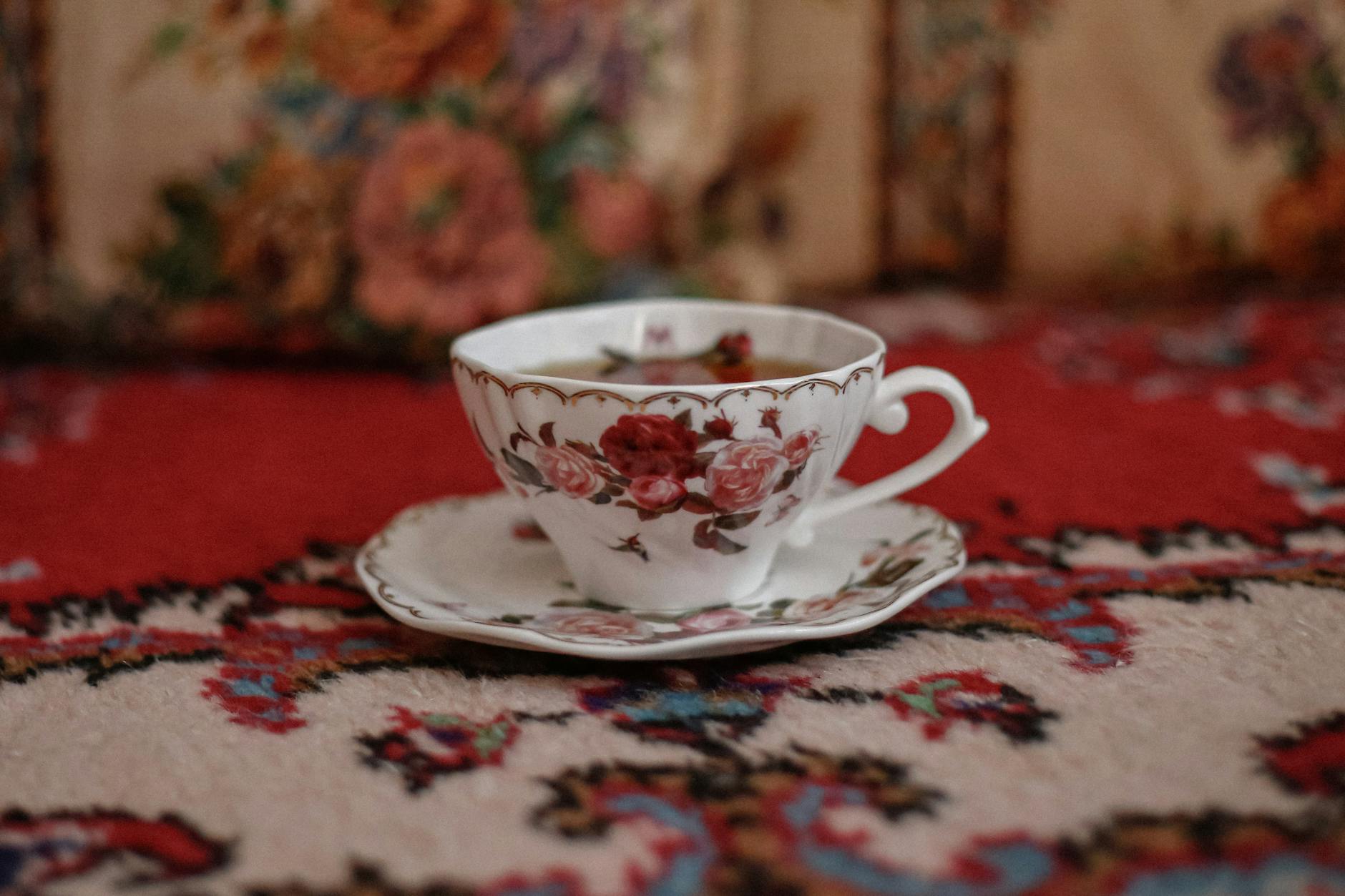 Tasse à Thé Florale élégante Sur Tapisserie Vintage