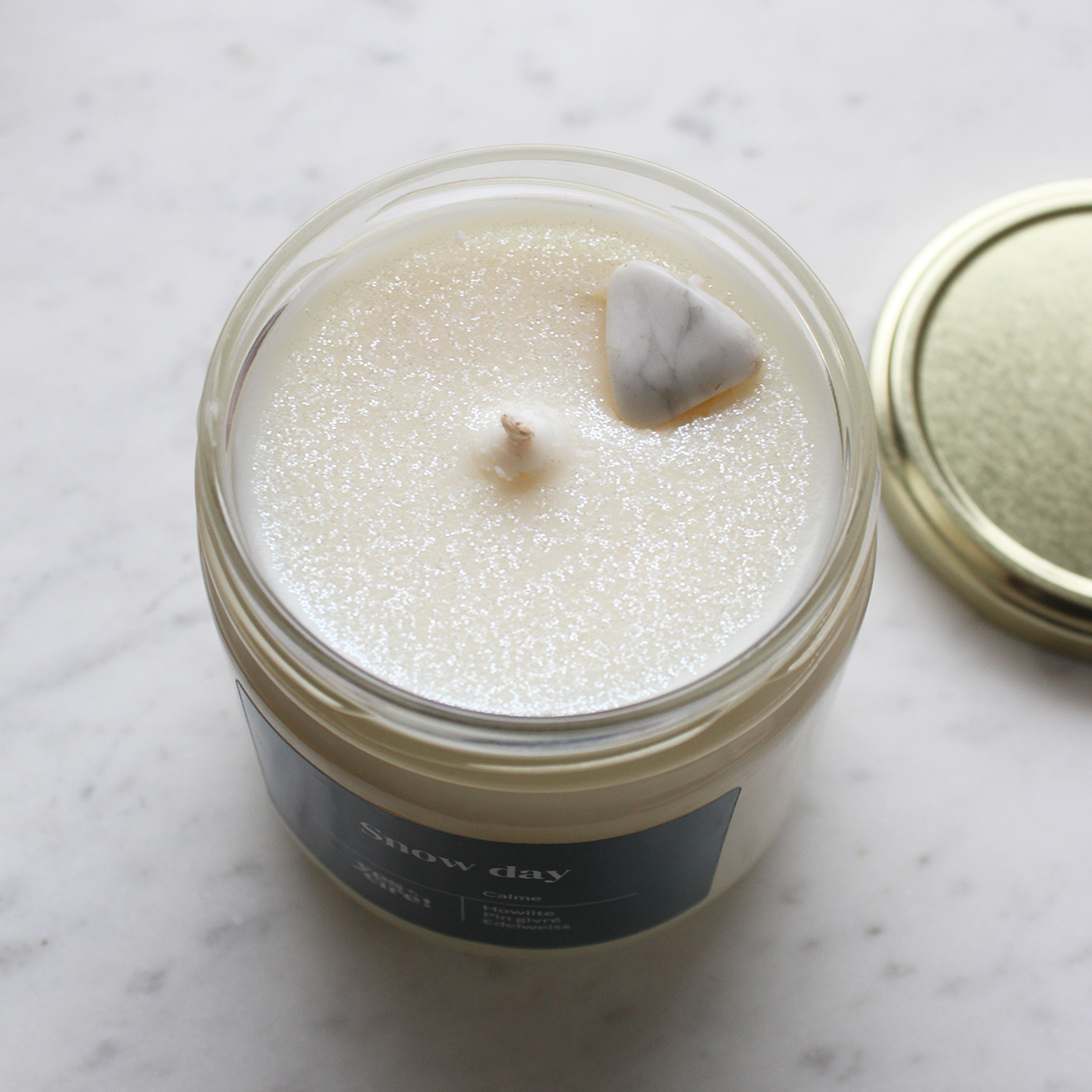 bougie avec pierre howlite et paillettes végétales