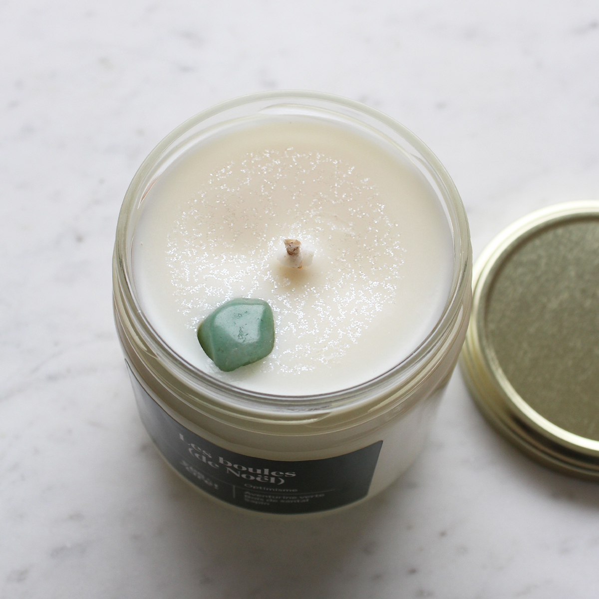 bougie avec pierre aventurine verte et paillettes végétales