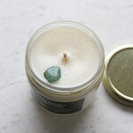 bougie avec pierre aventurine verte et paillettes végétales