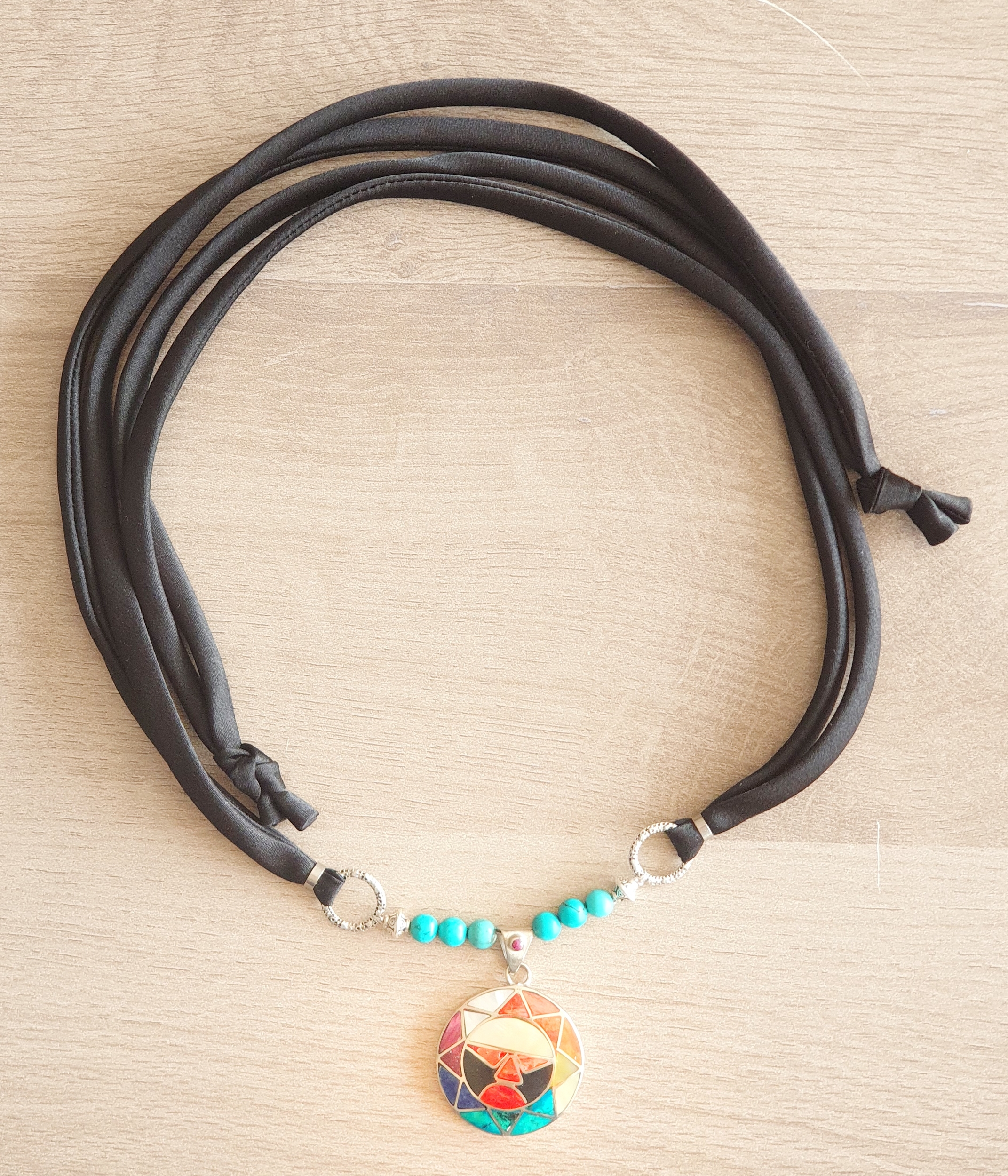 Collier soie-pendentif argent-Pachamama-perles naturelles- Inti-Pièce unique-Bijoux-à plat