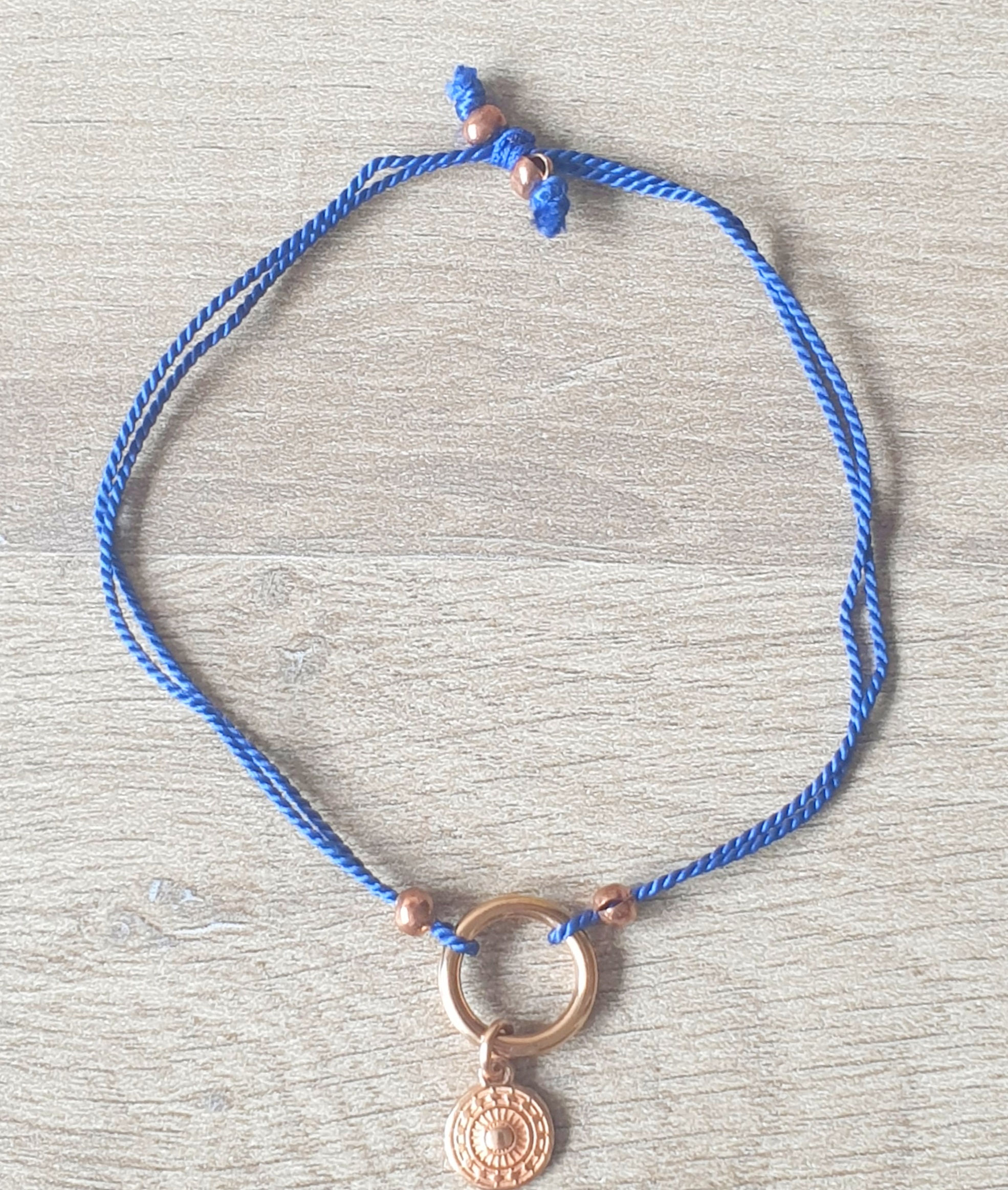 Bracelet fil de soie-femme-breloque-Florine-Bijoux-à plat