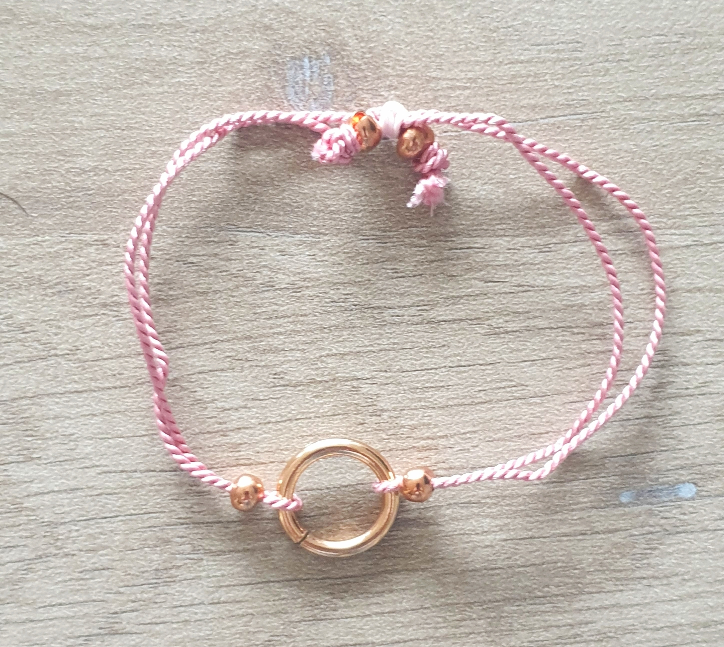 Bracelet fil de soie-enfant-breloque-Leontine-Bijoux-à plat
