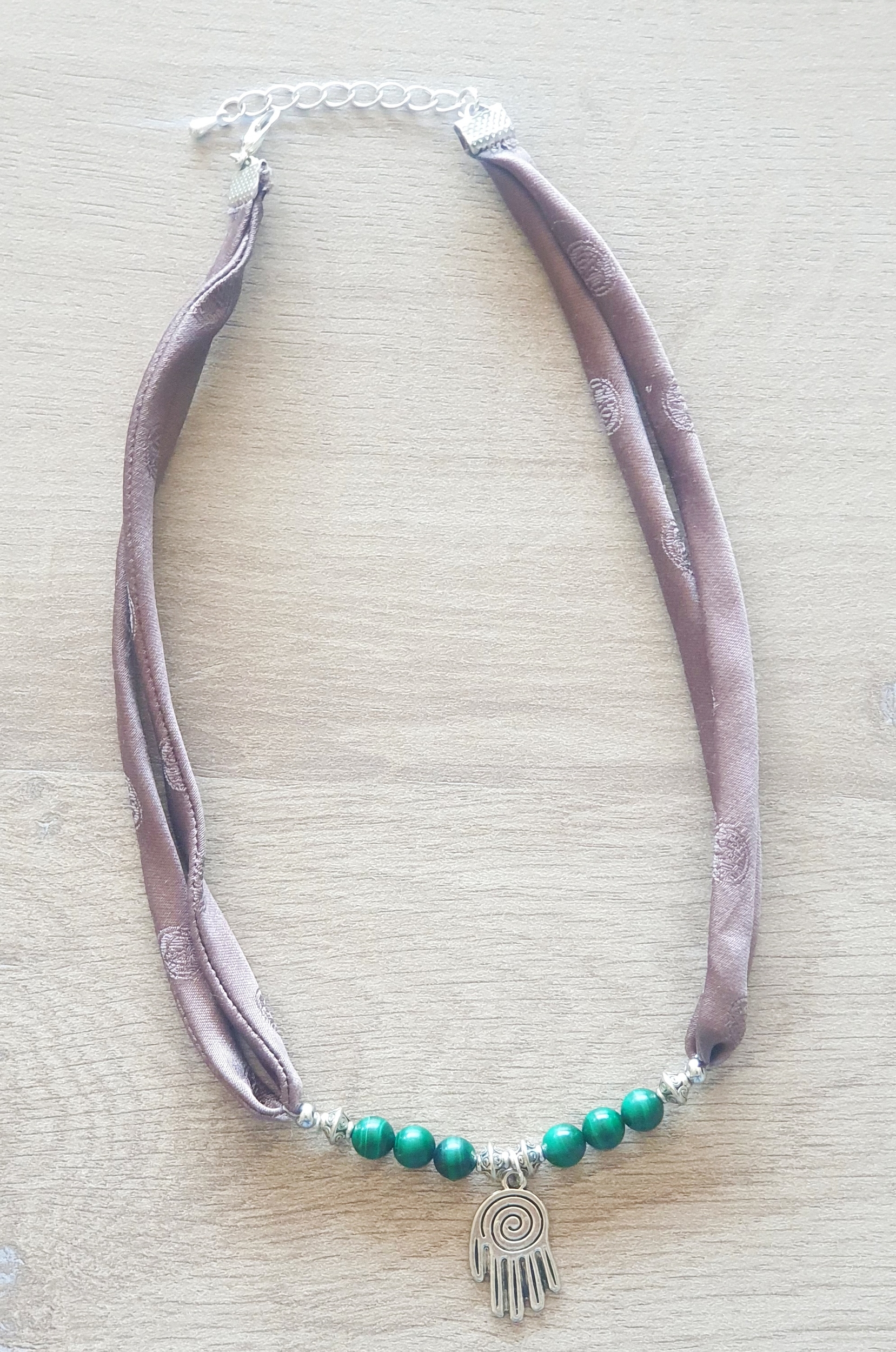Collie soie-femme-perles naturelles-malachites-pendentif main nazca-Nazca-bijoux ethnique-à plat