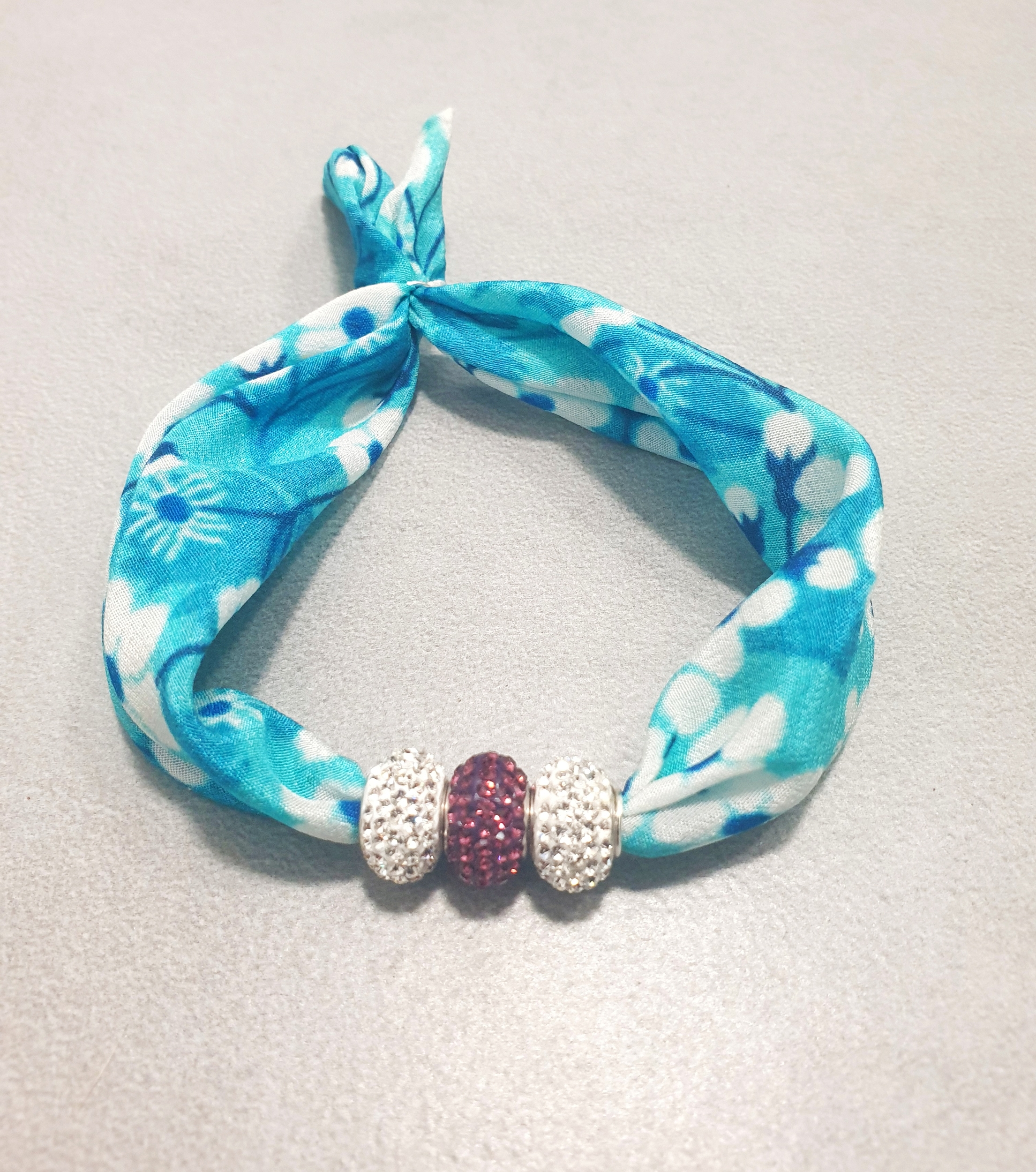 Bracelet soie-femme-rondelle swarovksi-bijoux-à plat