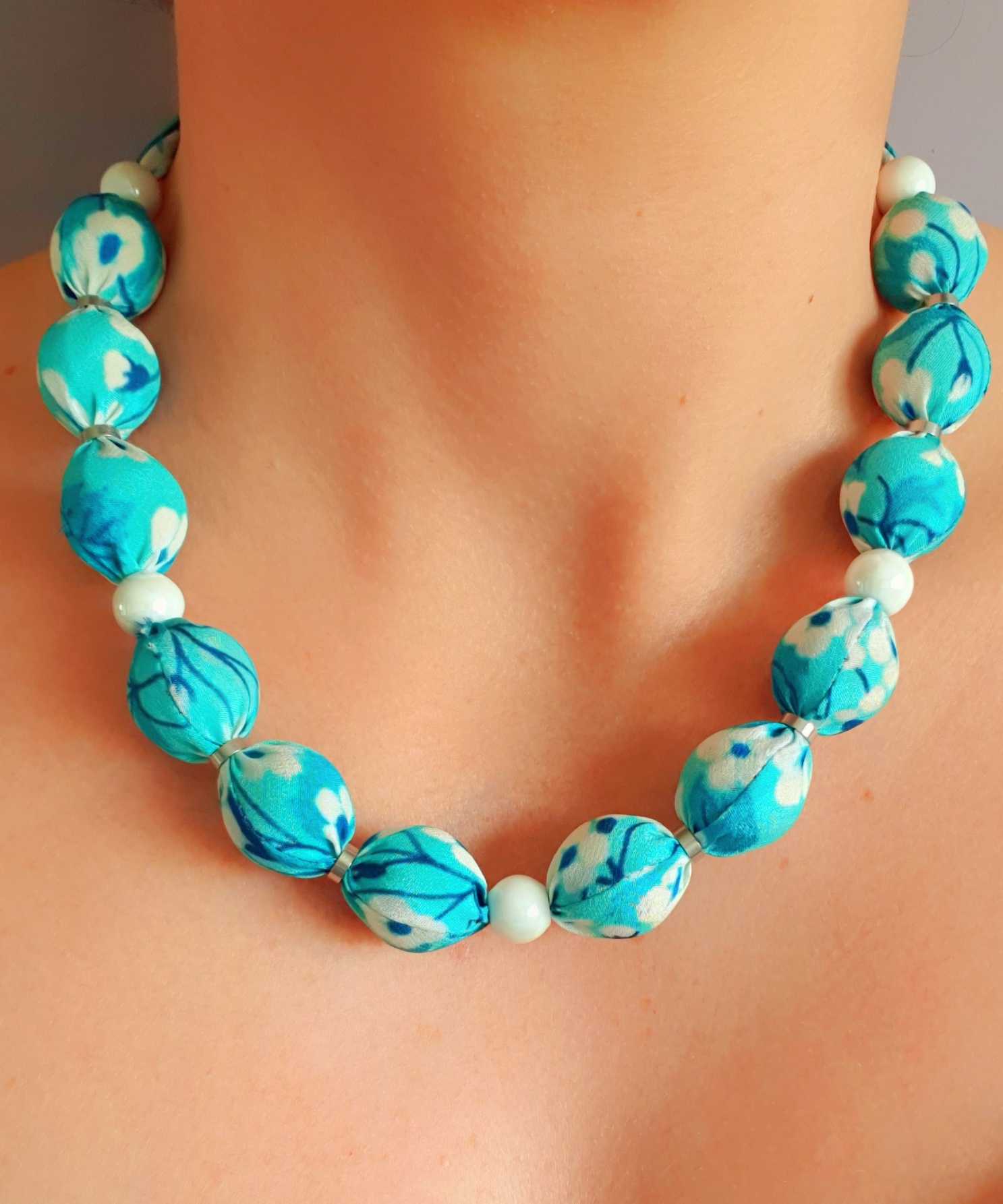 Collier soie-femme-perles-porcelaine-Marguerites-bijoux