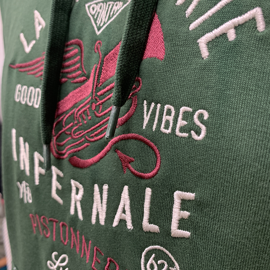 zoom  Sweat vert machinerie infernale categorie sweat pull broderie