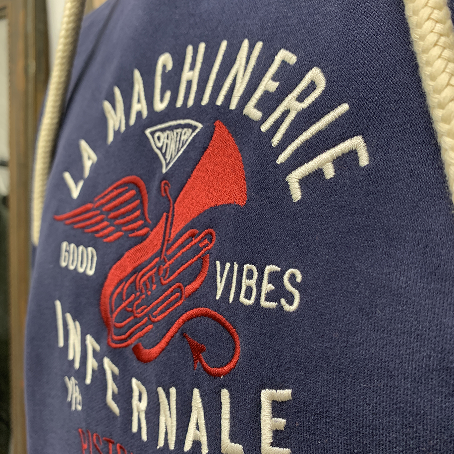 zoom broderie machinerie infernale categorie sweat pull