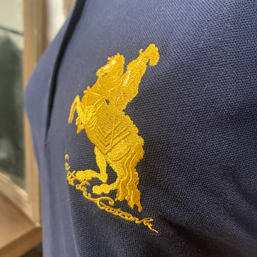 Polo femme brodé cheval dArtagnan gros plan