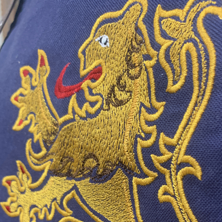 tablier lion de gascogne gros plan