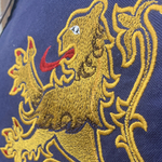 tablier lion de gascogne gros plan