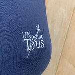 Tshirt femme un pour tous, brodé gros plan