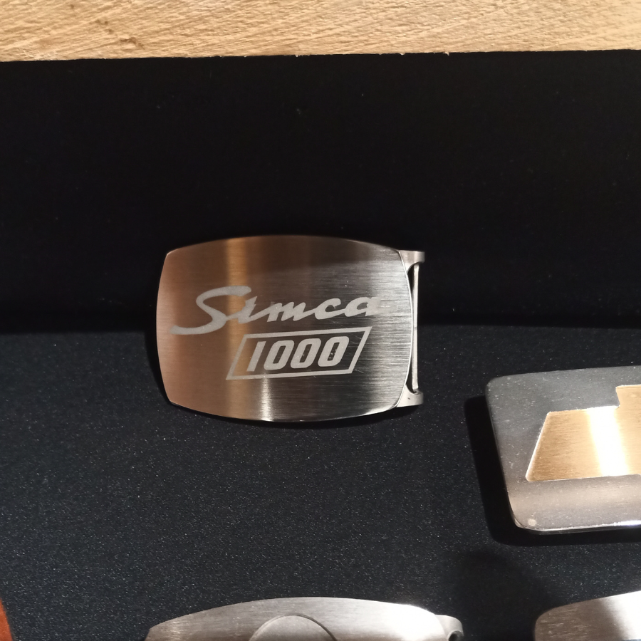 Metaldart boucle Simca 1000 gravée
