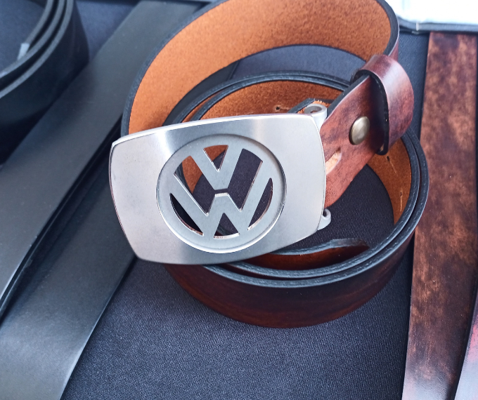 Boucle de ceinture personnalisée en inox avec gravure inspirée d’un logo automobile – Metaldart