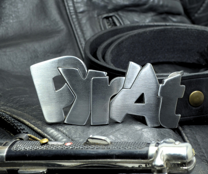 Boucle de ceinture personnalisable en inox massif avec lettrage stylisé, esprit biker – Metaldart