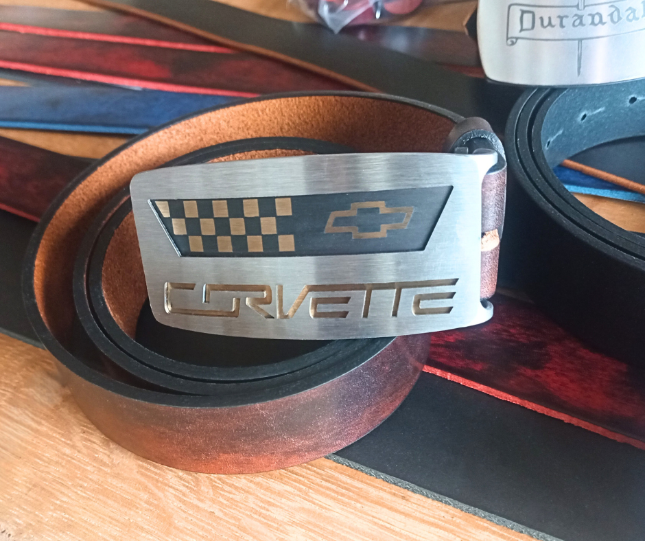 Boucle de ceinture personnalisée en inox avec gravure inspirée d’un logo automobile – Metaldart