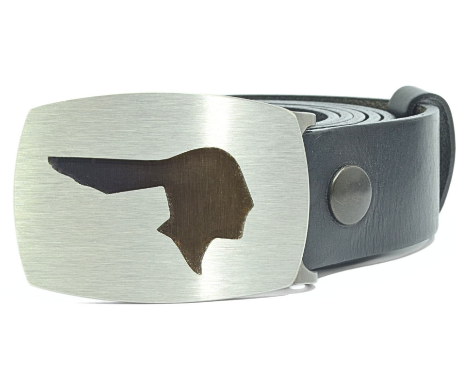 Ceinture artisanale en cuir avec boucle inox brossé découpée et gravée sur mesure, création inspirée de l’univers automobile pour anniversaire – Metaldart