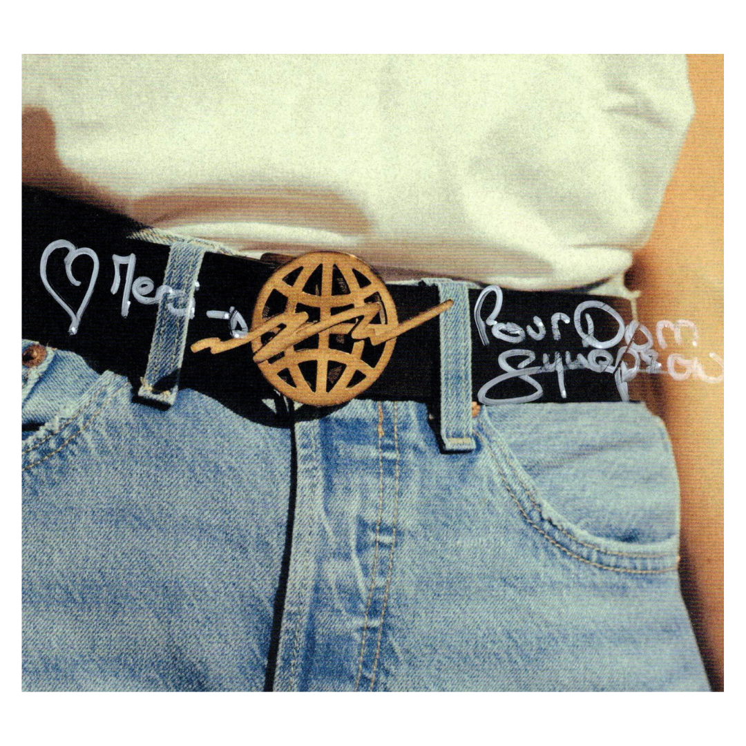 Album Blue Jeans de Synapson dédicacé avec boucle de ceinture artisanale créée par Metaldart
