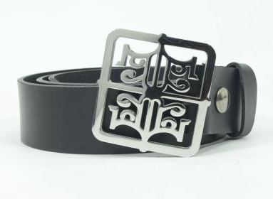 Boucle de ceinture en inox fabriquée par Metaldart pour accompagner le lancement d’une ligne de vêtements