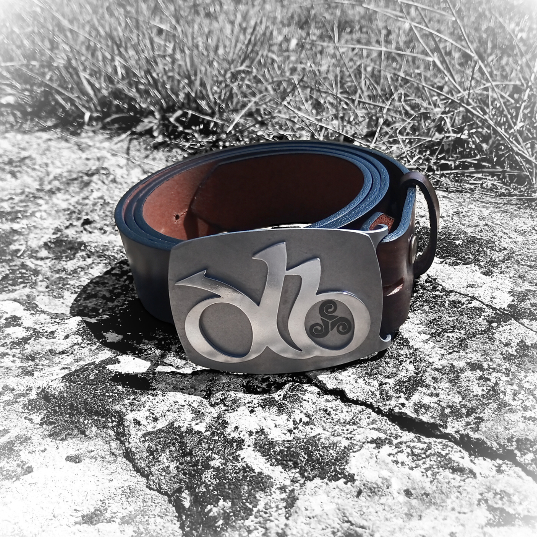Boucle de ceinture unique réalisée sur mesure en inox brossé avec motif personnalisé, fabrication artisanale française – Metaldart