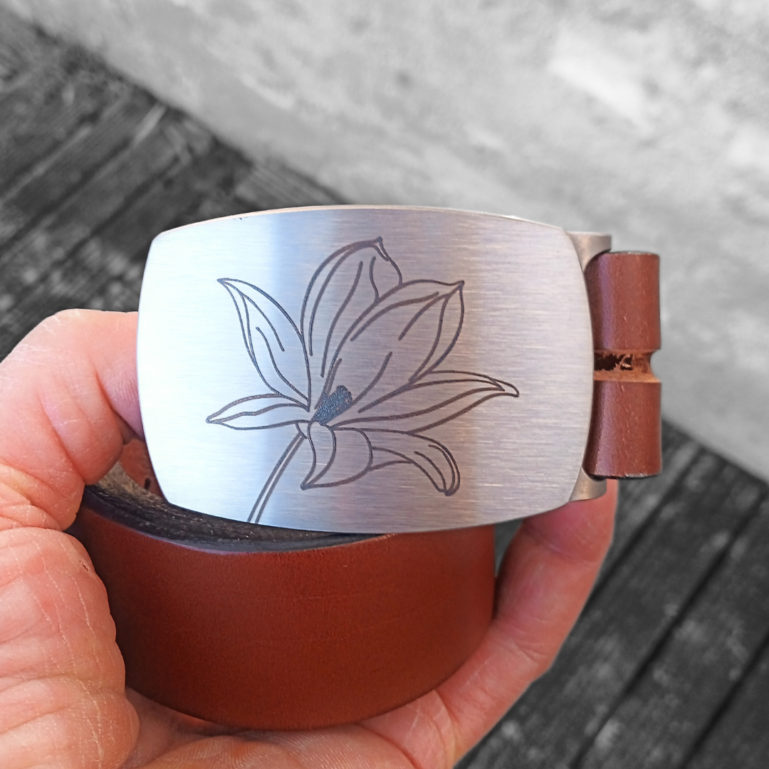 Création unique de boucle de ceinture en acier inoxydable gravée d’une fleur élégante, réalisée sur mesure comme accessoire de mariage artisanal – Metaldart