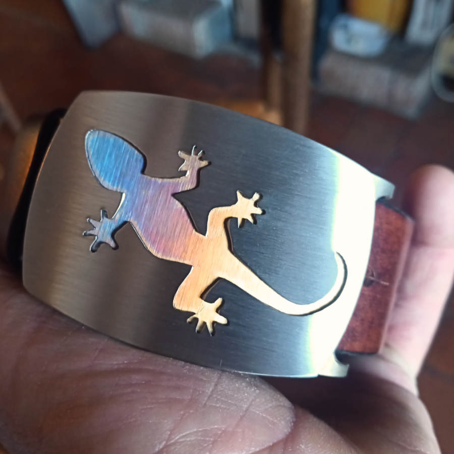 Boucle de ceinture artisanale Metaldart avec motif gecko en inox, finition flammée