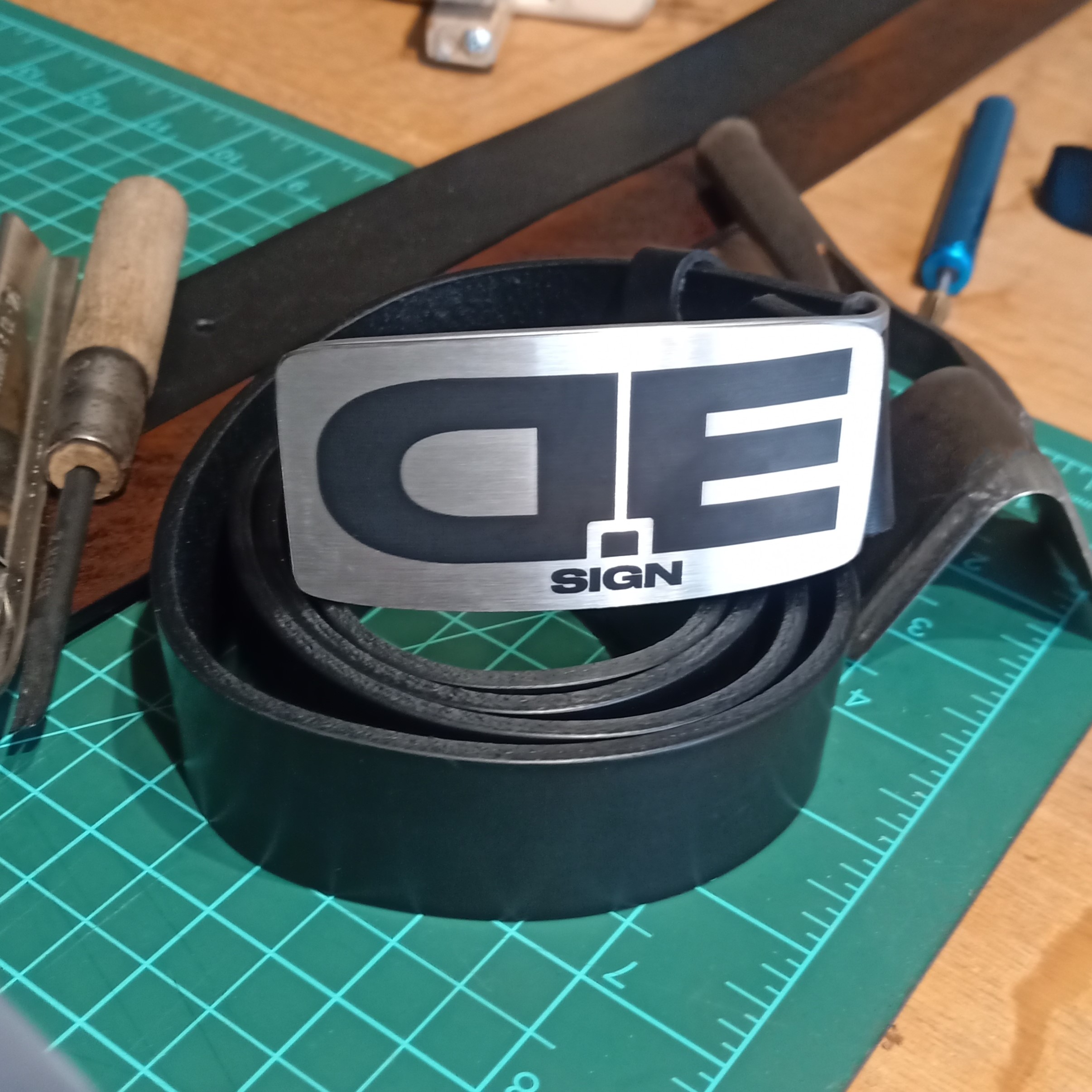 Boucle de ceinture en inox sur mesure Metaldart, gravure laser d’un logo ou motif au choix