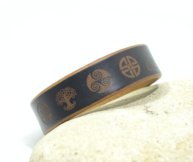 Bracelet artisanal en cuir marron et noir, gravé de symboles celtiques dont triskel et arbre de vie, personnalisable sur demande pour un bijou unique – Metaldart