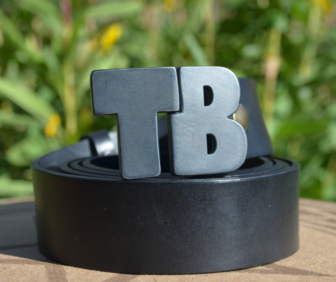 Boucle de ceinture personnalisée en inox avec lettres TB, montée sur cuir noir artisanal – Metaldart