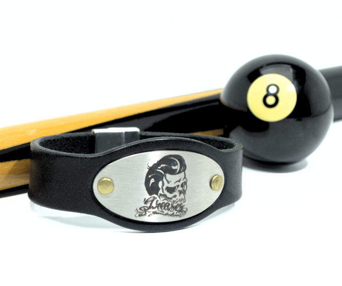 Bracelet artisanal en cuir noir avec plaque inox gravée d’un crâne rockabilly, accessoire original inspiré de l’univers biker et rock, création Metaldart